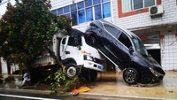 Sebuah truk terlihat menyundul SUV hingga nungging di Provinsi Heibei, China.
