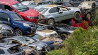 Di Jerman puluhan mobil yang tersapu banjir dikumpulkan hingga bertumpuk dalam satu lahan luas di kawasan Bad Neuenahr.