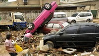 Mobil nunggung hingga nyungsep ada juga di Manila. Sedan berwarna merah muda tersebut tersapu banjir hingga terjebak dalam posisi yang tidak wajar.