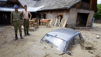 Bahkan ada juga lho mobil yang sampai terkubur lumpur usai banjir di Romania.  