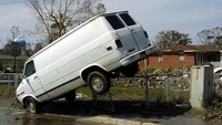 Sebuah van terlihat duduk di atas pagar di Mississippi, Amerika Serikat, setelah hantaman dahsyat Badai Katrina pada 2005 lalu.