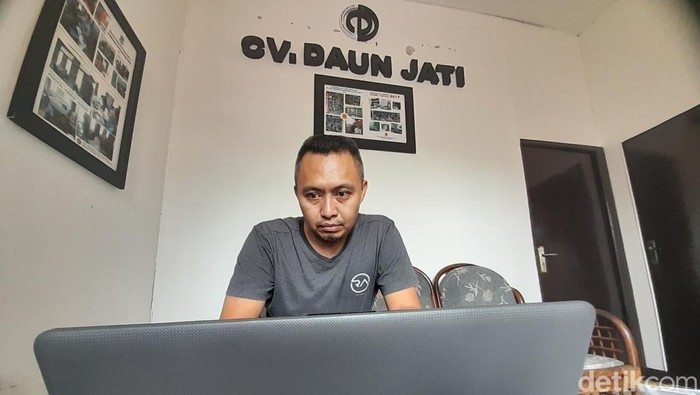 Direktur CV. DAUN JATI, Indra Irawadi (39) saat beraktivitas di base campnya di Kawasan Jatinangor, Kabupaten Sumedang.
