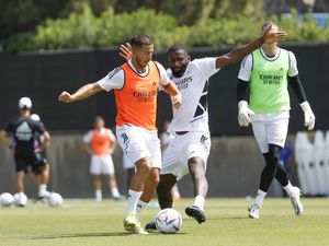 Duh! Eden Hazard Terkapar Kena Tekel Rekan Barunya di Real Madrid