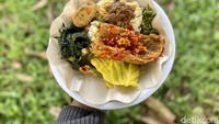Jika ingin makan kenyan, bisa mampir ke kedai Nasi Kapau Uni Novi. Menawarkan setidaknya ada 30 jenis lauk, mulai dari dendeng hingga tambusu. Foto: detikcom
