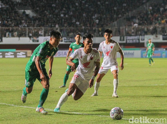 Foto Pertandingan Sepak Bola BRI Liga I PSS Sleman VS PSM Makassar PSS Sleman menjamu PSM Makassar dalam laga perdana BRI Liga 1 di Stadion Maguwoharjo, Sleman, DIY, Sabtu (23/7/2022). PSS Sleman kalah dari PSM Makassar dengan skor akhir 1-2.