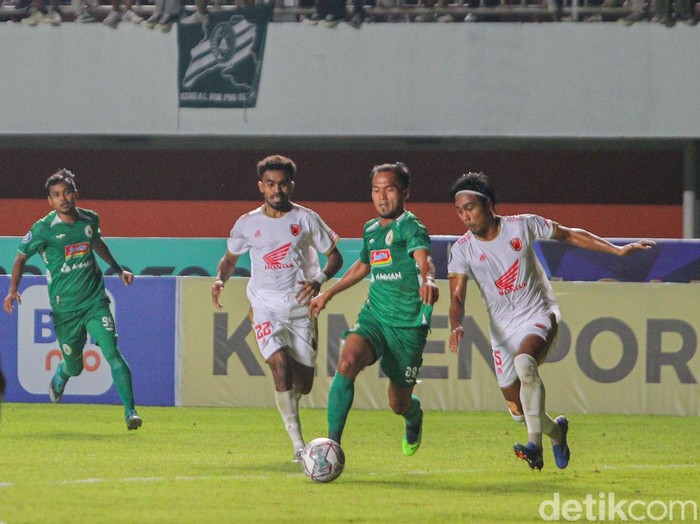 Foto Pertandingan Sepak Bola BRI Liga I PSS Sleman VS PSM Makassar PSS Sleman menjamu PSM Makassar dalam laga perdana BRI Liga 1 di Stadion Maguwoharjo, Sleman, DIY, Sabtu (23/7/2022). PSS Sleman kalah dari PSM Makassar dengan skor akhir 1-2.