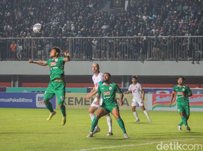 Foto Pertandingan Sepak Bola BRI Liga I PSS Sleman VS PSM Makassar PSS Sleman menjamu PSM Makassar dalam laga perdana BRI Liga 1 di Stadion Maguwoharjo, Sleman, DIY, Sabtu (23/7/2022). PSS Sleman kalah dari PSM Makassar dengan skor akhir 1-2.