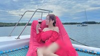 Berlibur menikmati alam begitu disenangi oleh Cupi Cupita. Minum segelas minuman segar di tengah laut jadi pilihannya untuk bersantau. Foto: Instagram/cupitagobas19