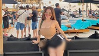 Saat liburan ke Bali, beach club jadi tempat yang tidak dilewatkan oleh Cupi Cupita untuk dikunjungi. Area makan dekat kolam renang menjadi tempat favorit yang dipilihnya. Foto: Instagram/cupitagobas19