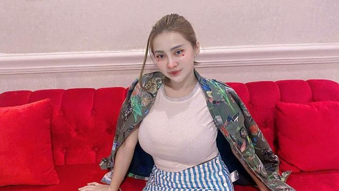 Potret Cupi Cupita Saat di Beach Club dan Makan Mewah