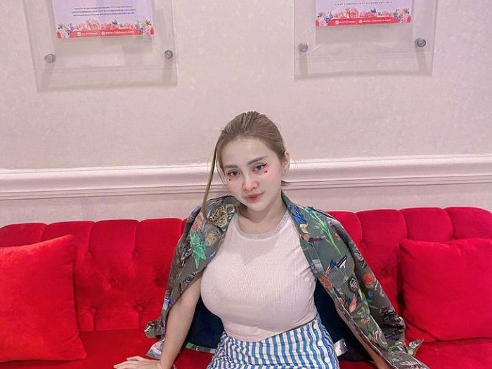 Potret Cupi Cupita Saat di Beach Club dan Makan Mewah