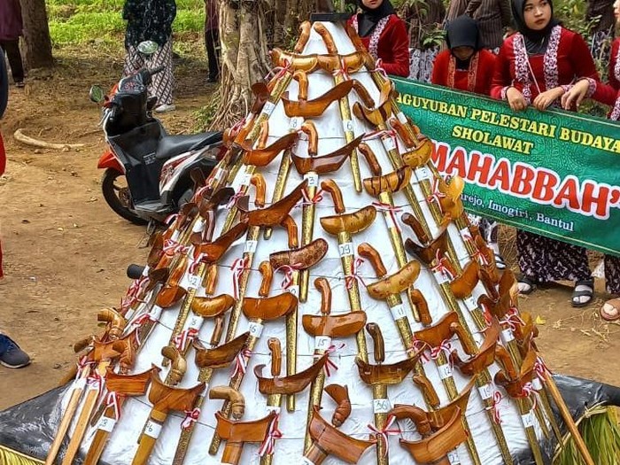 Gunungan keris saat acara merti bumi mustikaning warih di Kalurahan Girirejo, Kapanewon Imogiri, Kabupaten Bantul, Sabtu (23/7/2022).
