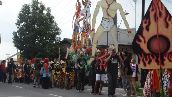 Melalui karakter berbagai tokoh wayang inilah diharapkan dapat menguatkan karakter generasi penerus bangsa, dengan cara yang menyenangkan. Lebih lanjut Sjamsul menjelaskan bahwa wayang dolanan atau wayang kreasi menjadi media yang cocok untuk mempopulerkan wayang kepada kaum muda yang kemudian dapat melahirkan penerus-penerus pelestari warisan budaya dan pengembangan atau pemajuan kebudayaan. Â Melalui karakter berbagai tokoh wayang inilah diharapkan dapat menguatkan karakter generasi penerus bangsa, dengan cara yang menyenangkan. Lebih lanjut Sjamsul menjelaskan bahwa wayang dolanan atau wayang kreasi menjadi media yang cocok untuk mempopulerkan wayang kepada kaum muda yang kemudian dapat melahirkan penerus-penerus pelestari warisan budaya dan pengembangan atau pemajuan kebudayaan. Â