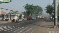 Pagi ini asapnya tampak putih dan tipis. Asap mengikuti arah angin. Foto: Mochamad Saifudin/detikJateng