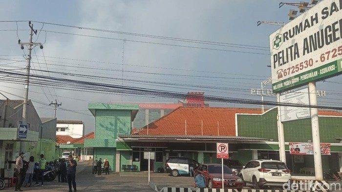Hingga Sabtu (23/7/2022) pagi, asap masih menyelimuti sekitar gudang pupuk di Mranggen, Demak, yang terbakar sejak Kamis (21/7) petang. Hingga Sabtu (23/7/2022) pagi, asap masih menyelimuti sekitar gudang pupuk di Mranggen, Demak, yang terbakar sejak Kamis (21/7) petang.