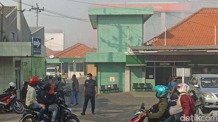 Hingga Sabtu (23/7/2022) pagi, asap masih menyelimuti sekitar gudang pupuk di Mranggen, Demak, yang terbakar sejak Kamis (21/7) petang.
