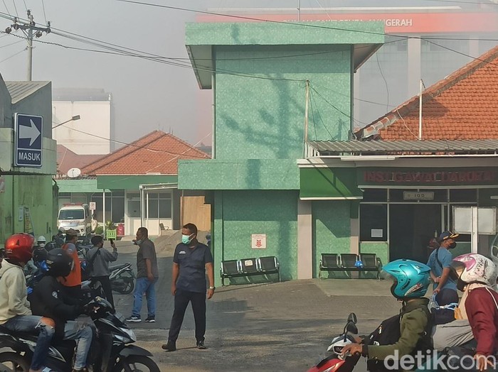 Hingga Sabtu (23/7/2022) pagi, asap masih menyelimuti sekitar gudang pupuk di Mranggen, Demak, yang terbakar sejak Kamis (21/7) petang.