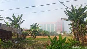 Penampakan Asap Mengepul di Sekitar Gudang Pupuk Mranggen yang Terbakar