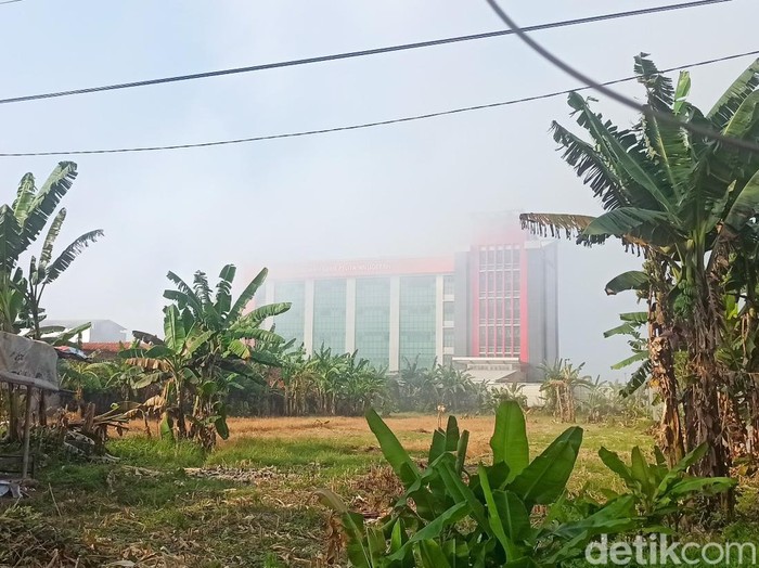 Hingga Sabtu (23/7/2022) pagi, asap masih menyelimuti sekitar pabrik gudang pupuk di Mranggen, Demak, yang terbakar sejak Kamis (21/7) petang.