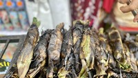 Kami juga bisa cicip lompong sagu, jajanan khas Sumatera Barat yang sudah mulai sulit ditemui. Rasanya manis, empuk dan harganya Rp15 ribu per dua buah. Foto: detikcom/Riska Fitria