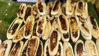 Ada gerai yang menawarkan pisang kapik. Pisang kepok yang dijepit kemudian disajikan dengan kelapa parut yang dicampur gula aren. Harga per porsinya Rp 15.000. Foto: detikcom/Riska Fitria