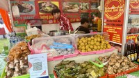 Kedai Uni As ini menawarkan banyak kudapan khas Sumatera Barat. Salah satunya ada bakwan yang khas Pariaman atau yang disebut juga dengan sala lauak. Foto: detikcom/Riska Fitria
