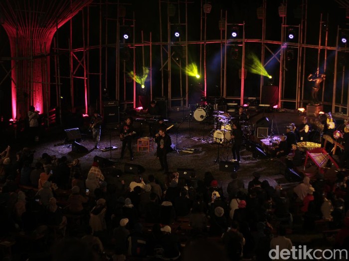 Jazz Gunung Bromo 2022 hari pertama sukses digelar. Jemaah Al-Jazziah bernyanyi bersama.