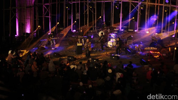 Jazz Gunung Bromo 2022 hari pertama sukses digelar. Jemaah Al-Jazziah bernyanyi bersama.