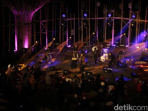 Jazz Gunung Bromo 2022 hari pertama sukses digelar. Jemaah Al-Jazziah bernyanyi bersama.