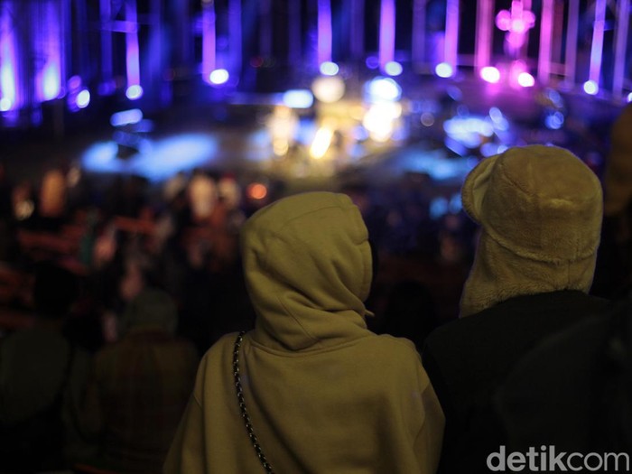 Jazz Gunung Bromo 2022 Jazz Gunung Bromo 2022 hari pertama sukses digelar. Jemaah Al-Jazziah bernyanyi bersama.