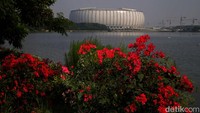 Keunikan waduk ini adalah dapat melihat stadion international langsung dari depan.  