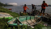 Warga setempat biasanya memiliki kegiatan memancing, jala ikan, bersantai hingga bermain burung.  