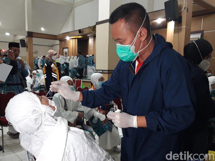 Jemaah haji menjalani tes swab antigen setibanya di asrama haji Donohudan, Boyolali, Sabtu (23/7/2022).