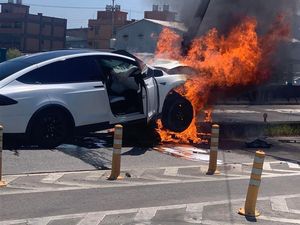 Pihak Tesla Bicara soal Mobil Jimmy Lin yang Terbakar Usai Tabrakan