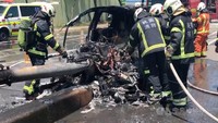 Bagian depan mobil Tesla Model X yang dikendarai Jimmy Lin dilihat dari rekaman CCTV memotong pembatas jalur yang ditinggikan sebelum menabrak rambu. Foto: Istimewa