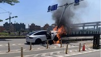 Mobil Tesla yang dikendarainya menabrak rambu di Distrik Luzhu Taoyuan pada Jumat (22/7/2022). Foto: Istimewa