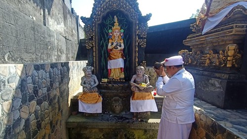 Jro Mangku Gede I Made Jaya di lokasi melukat Pura Griya Perak Tirta Empul, Jalan Pemogan, Denpasar, Bali, Sabtu (23/7/2022).