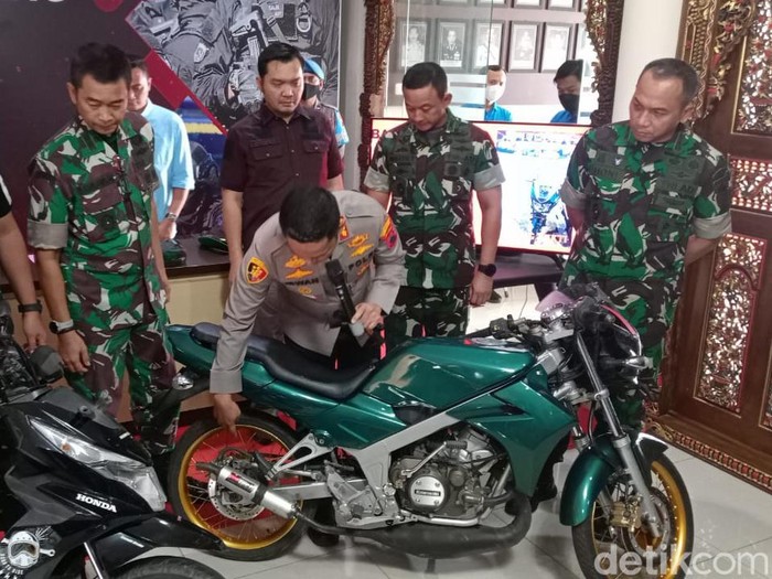 Kasus penembakan istri TNI di Semarang, Jawa Tengah telah memasuki babak baru. Korban kini mendapat perawatan di rumah sakit dan dijaga ketat oleh TNI-Polri.