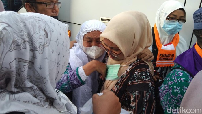 Kedatangan Jemaah Haji kloter 11 Majalengka disambut isak tangis keluarga