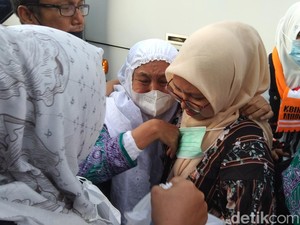 Tangis Pecah Saat Menyambut Kedatangan Jemaah Haji di Majalengka