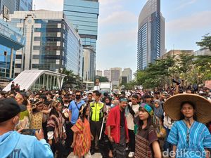 Haduh! Citayam Fashion Week di Dukuh Atas Makin Ramai, Lalin Macet