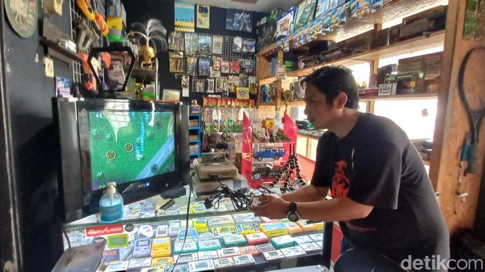 Kios konsol game jadul di lantai 3 blok FS01 Pasar Antik Cikapundung.