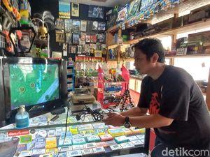Obati Rindu Main Gim Konsol Era 70-90an di Pasar Antik Cikapundung