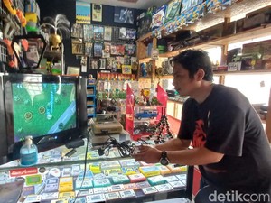 Obati Rindu Main Gim Konsol Era 70-90an di Pasar Antik Cikapundung