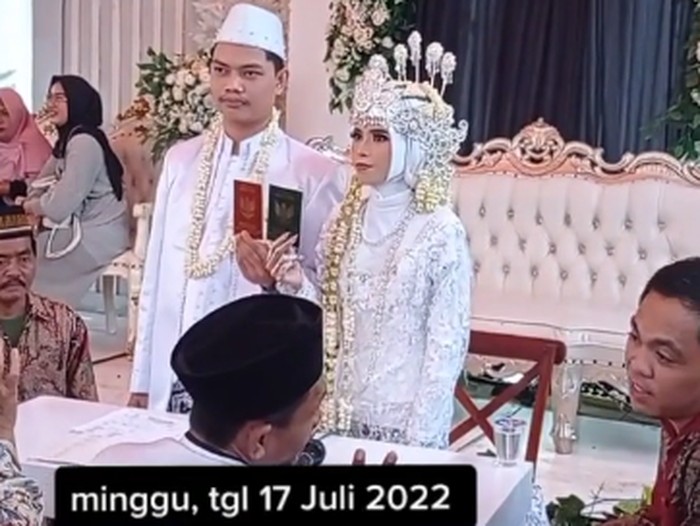 Kisah pilu pasangan pengantin baru dua hari menikah, sang istri meninggal dunia. Kisah pilu pasangan pengantin baru dua hari menikah, sang istri meninggal dunia.