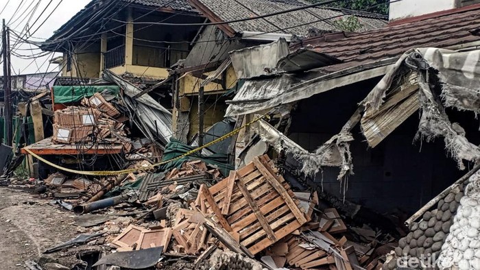 Kondisi rumah hancur ditabrak truk