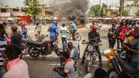 Para pengunjuk rasa Haiti memblokir jalan-jalan pusat kota Ibu Kota Port-au-Prince pada Rabu (13/7), saat kemarahan memuncak akibat krisis bahan bakar. Georges Harry Rouzier/Getty Images  