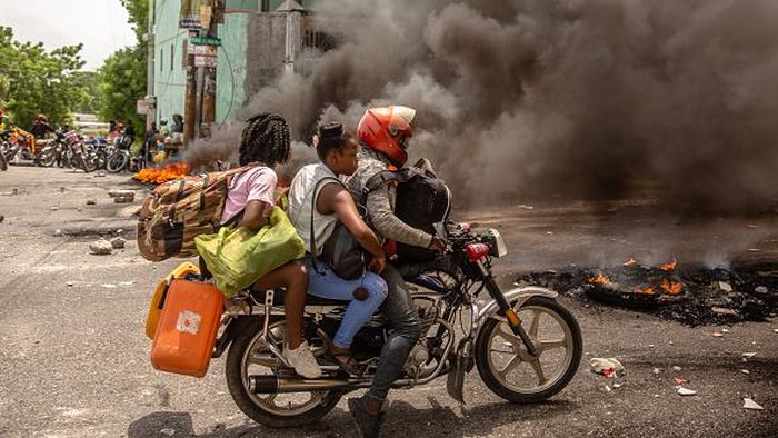 Lihat Lagi Kerusuhan Besar di Haiti Gegara Krisis BBM PORT AU PRINCE, HAITI - JULY 13: Several barricades were erected in the streets of Port au Prince to protest against the shortage of gasoline in Port Au Prince, Haiti on July 13, 2022. (Photo by Georges Harry Rouzier/Anadolu Agency via Getty Images)