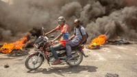 Dilansir dari Reuters, sekelompok pengendara sepeda motor memblokir persimpangan di Port-au-Prince dan beberapa dari mereka membakar ban. Georges Harry Rouzier/Getty Images  