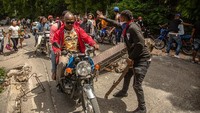 Pompa bensin di seluruh negeri sebagian besar ditutup, dan terminal bahan bakar utama terpaksa menghentikan operasi karena perang antara geng-geng di sebuah kota di luar ibu kota yang telah menewaskan sedikitnya 50 orang. Georges Harry Rouzier/Getty Images  
